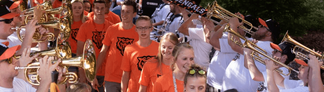 New students and Idaho State University Marching Band
