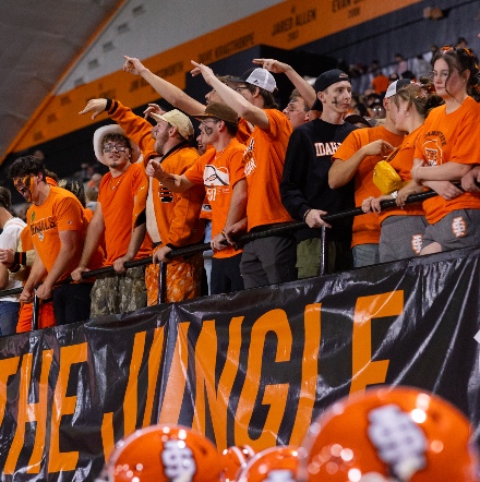 ISU students cheering at a homecoming game