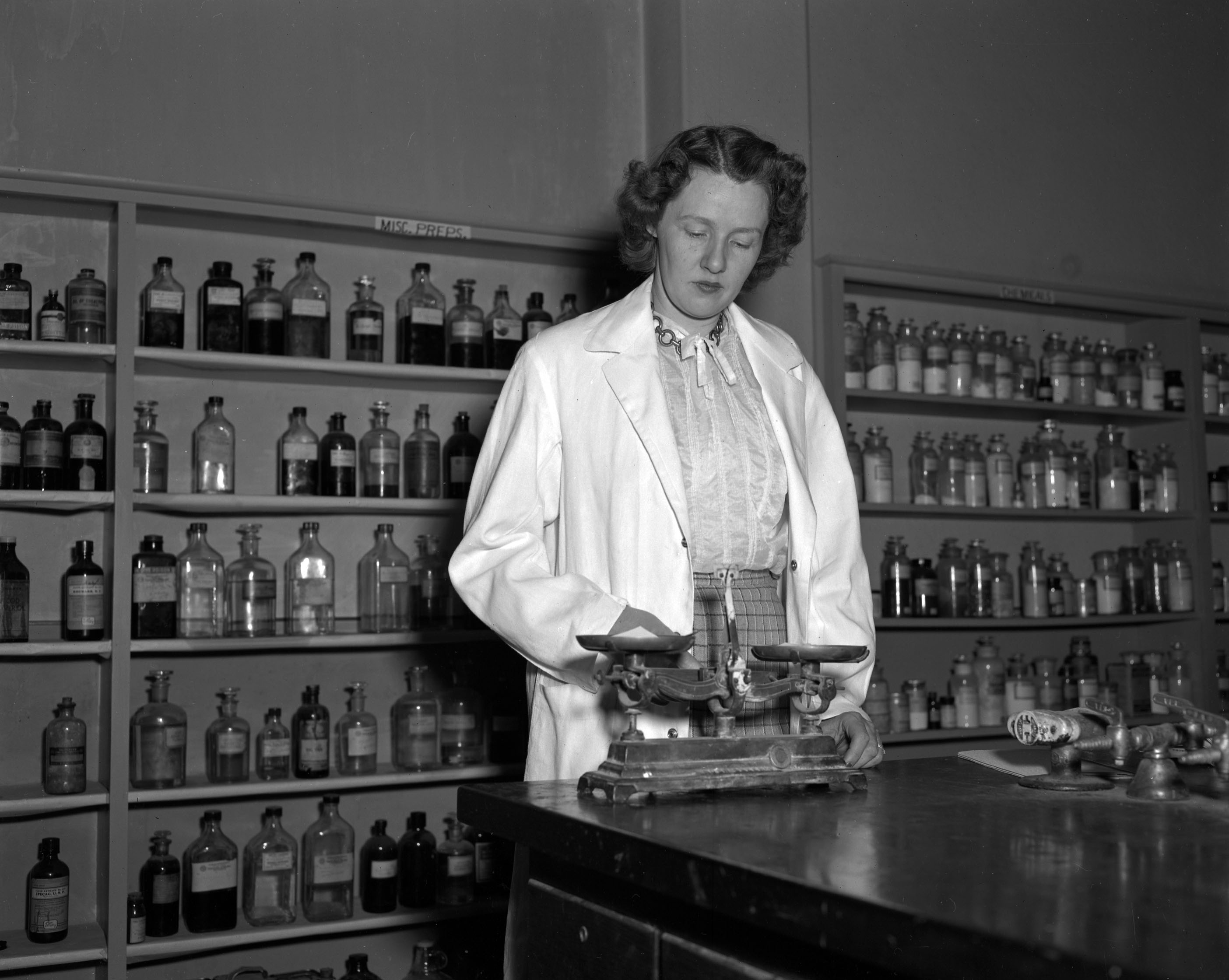 Female pharmacist in early College of Pharmacy history